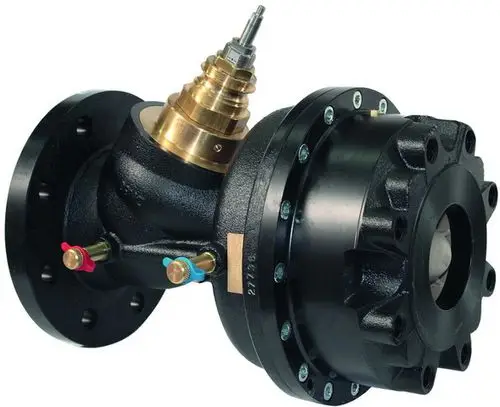 Druckregelventil von IMI Hydronic Engineering, metallisch mit Flanschen, Anschlüssen und einer konischen Komponente zur Regelung von Durchfluss und Temperatur.